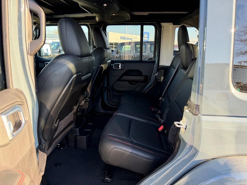 Jeep Wrangler Vehicle Full-screen Gallery Image 8