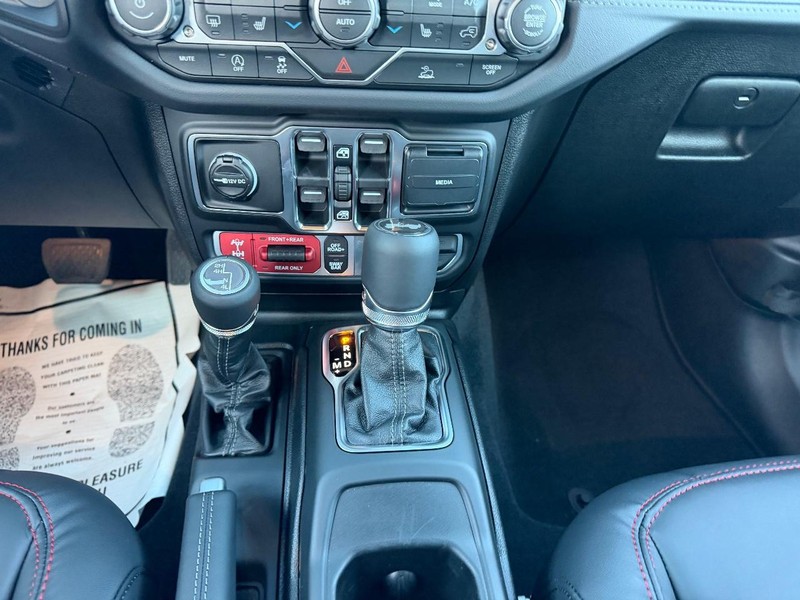 Jeep Wrangler Vehicle Full-screen Gallery Image 14