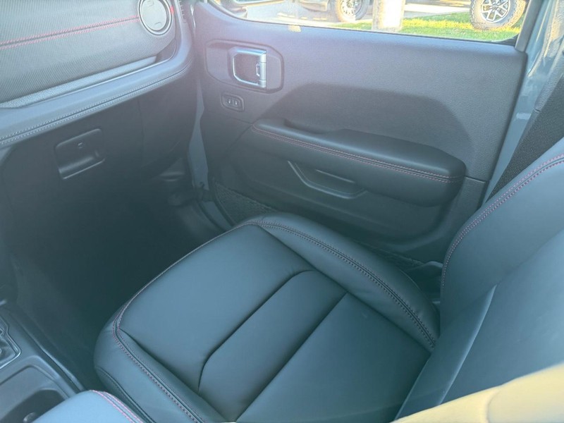 Jeep Wrangler Vehicle Full-screen Gallery Image 16