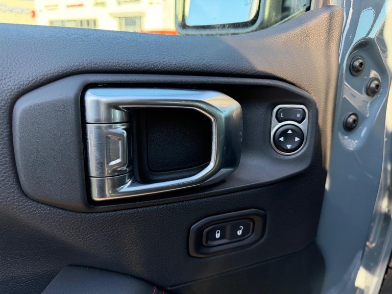 Jeep Wrangler Vehicle Full-screen Gallery Image 17