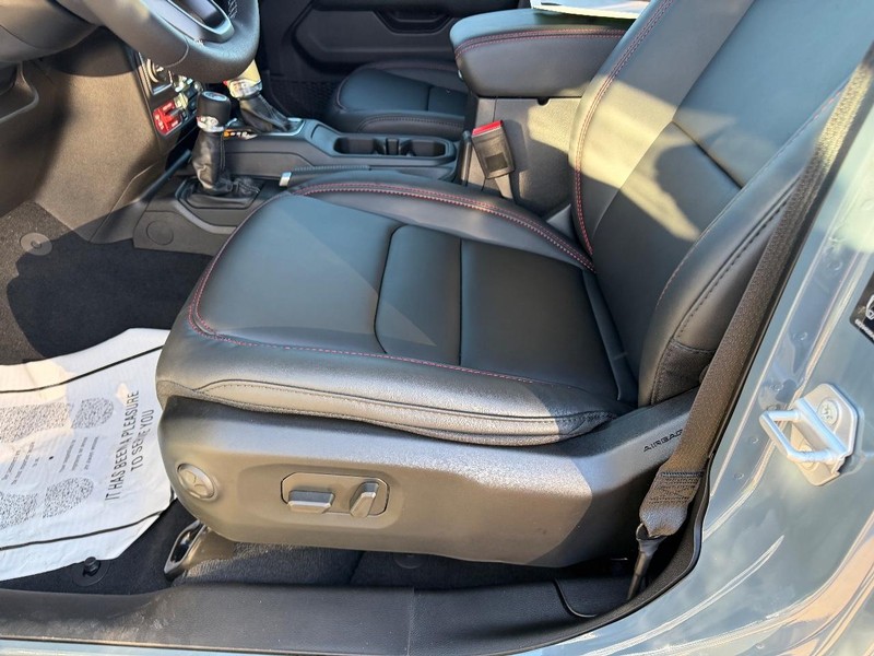 Jeep Wrangler Vehicle Full-screen Gallery Image 18