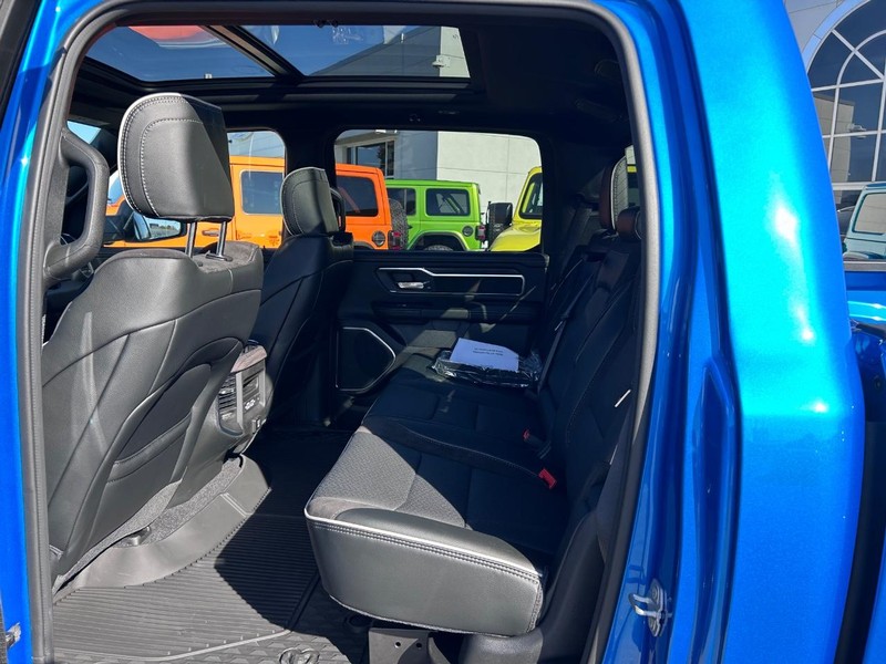 Ram 1500 Vehicle Full-screen Gallery Image 8