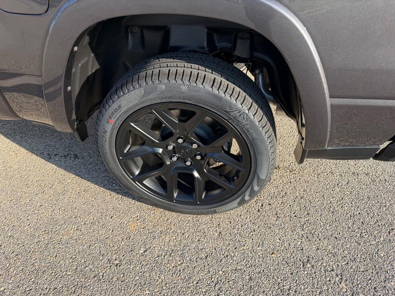 Ram 1500 Vehicle Full-screen Gallery Image 7