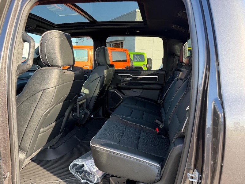 Ram 1500 Vehicle Full-screen Gallery Image 8