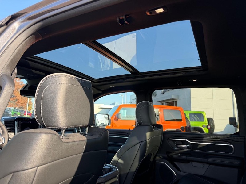 Ram 1500 Vehicle Full-screen Gallery Image 9