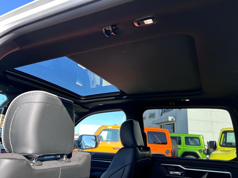 Ram 1500 Vehicle Full-screen Gallery Image 9