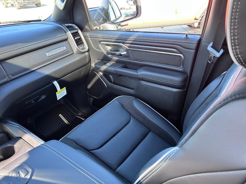 Ram 1500 Vehicle Full-screen Gallery Image 17