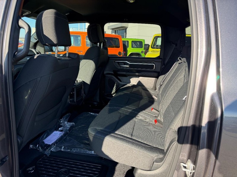 Ram 1500 Vehicle Full-screen Gallery Image 8