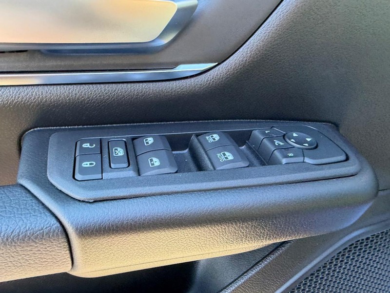 Ram 1500 Vehicle Full-screen Gallery Image 17