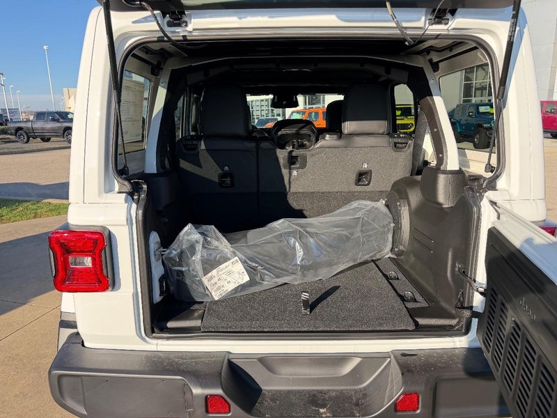 Jeep Wrangler Vehicle Full-screen Gallery Image 6