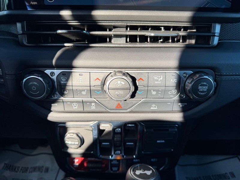 Jeep Wrangler Vehicle Full-screen Gallery Image 14