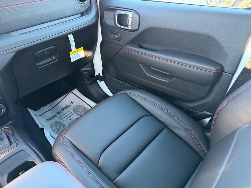 Jeep Wrangler Vehicle Full-screen Gallery Image 16