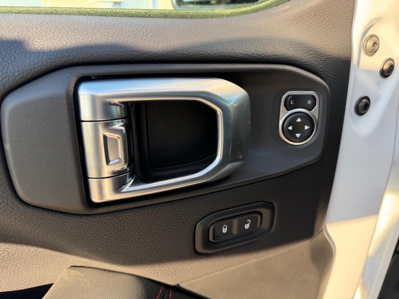 Jeep Wrangler Vehicle Full-screen Gallery Image 17