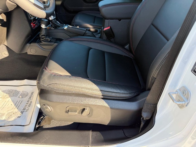 Jeep Wrangler Vehicle Full-screen Gallery Image 18