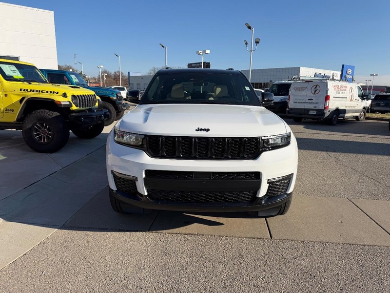 Jeep Grand Cherokee L Vehicle Full-screen Gallery Image 2
