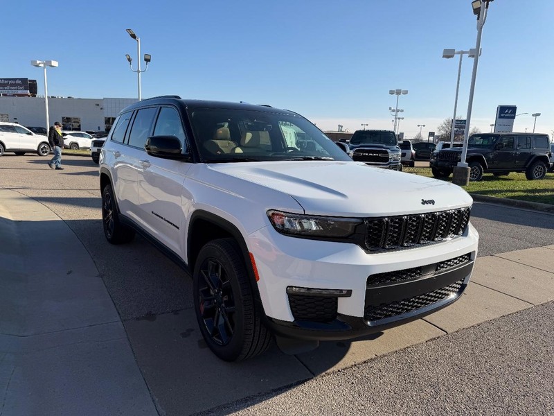 Jeep Grand Cherokee L Vehicle Full-screen Gallery Image 3