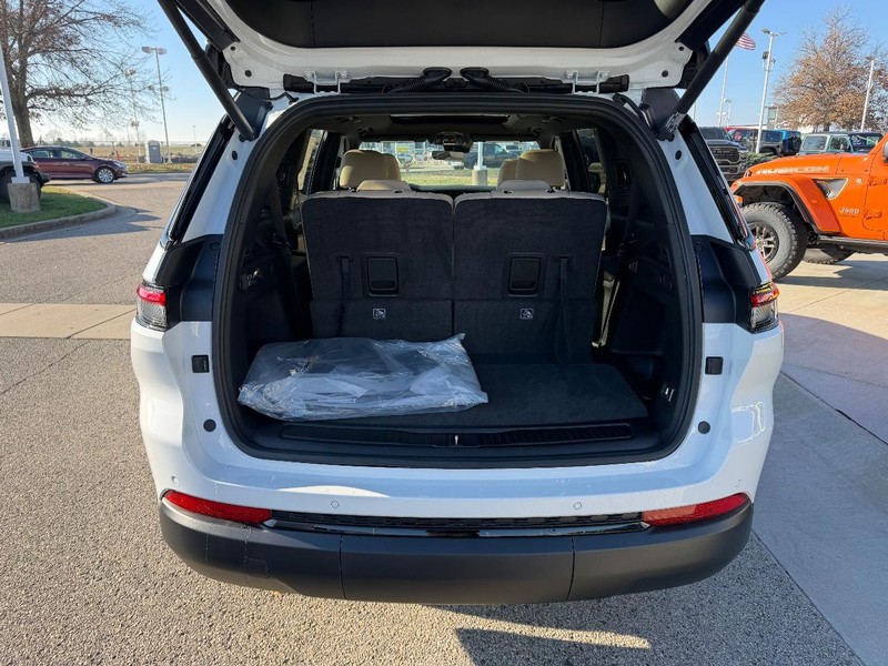 Jeep Grand Cherokee L Vehicle Full-screen Gallery Image 6