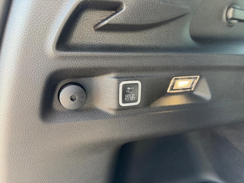 Jeep Grand Cherokee L Vehicle Full-screen Gallery Image 7