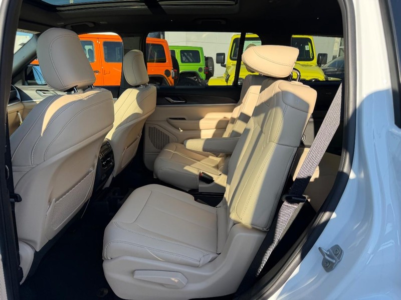 Jeep Grand Cherokee L Vehicle Full-screen Gallery Image 10