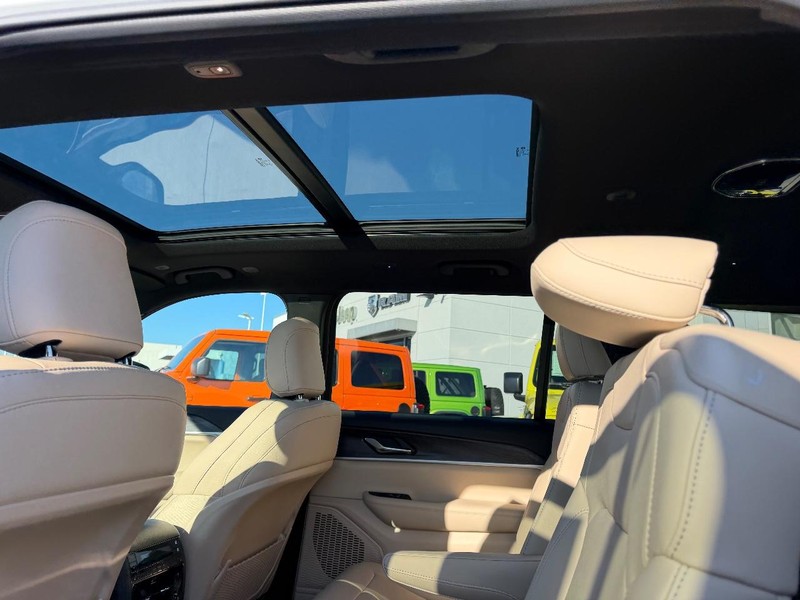 Jeep Grand Cherokee L Vehicle Full-screen Gallery Image 11