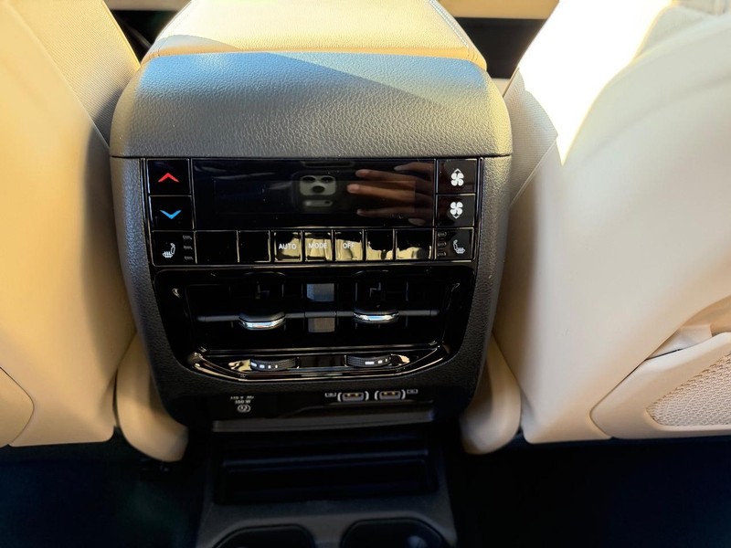 Jeep Grand Cherokee L Vehicle Full-screen Gallery Image 12