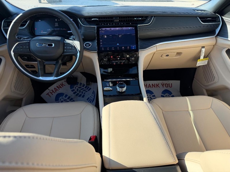 Jeep Grand Cherokee L Vehicle Full-screen Gallery Image 13