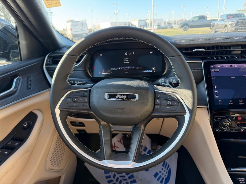 Jeep Grand Cherokee L Vehicle Full-screen Gallery Image 14