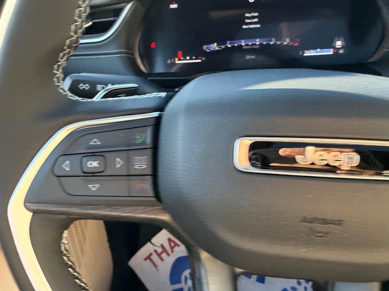 Jeep Grand Cherokee L Vehicle Full-screen Gallery Image 15