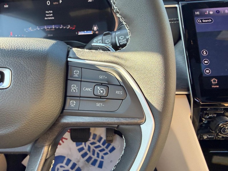 Jeep Grand Cherokee L Vehicle Full-screen Gallery Image 16