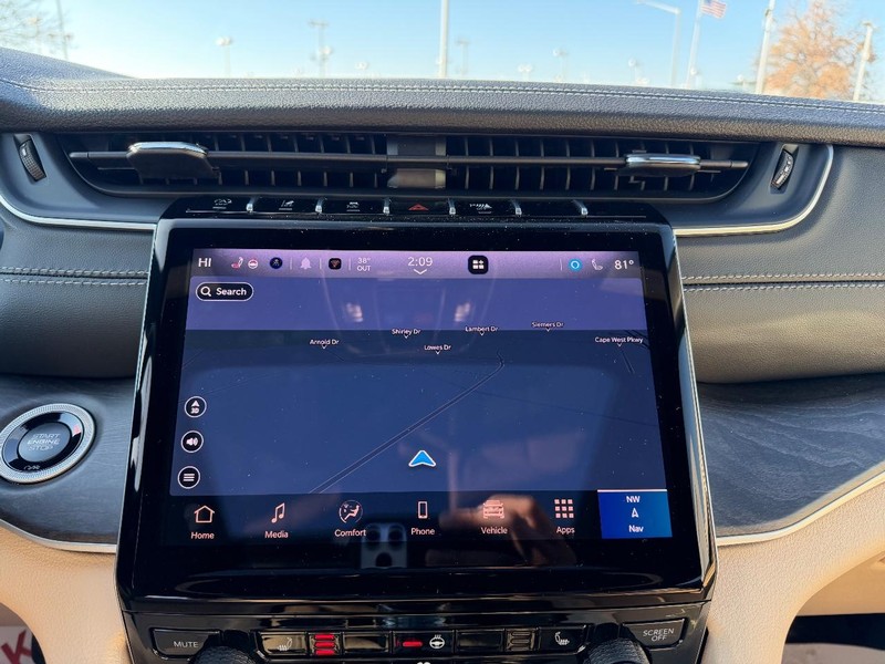 Jeep Grand Cherokee L Vehicle Full-screen Gallery Image 17