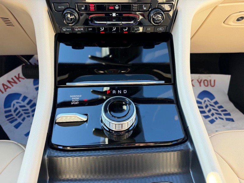 Jeep Grand Cherokee L Vehicle Full-screen Gallery Image 19