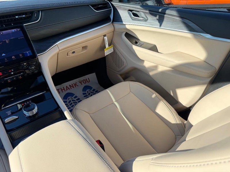 Jeep Grand Cherokee L Vehicle Full-screen Gallery Image 20