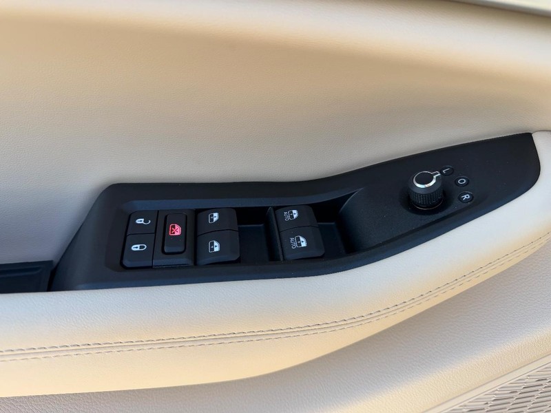 Jeep Grand Cherokee L Vehicle Full-screen Gallery Image 21