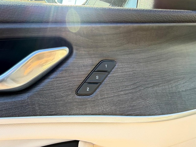 Jeep Grand Cherokee L Vehicle Full-screen Gallery Image 22