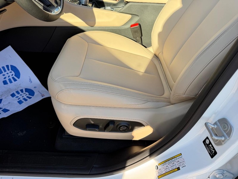 Jeep Grand Cherokee L Vehicle Full-screen Gallery Image 23