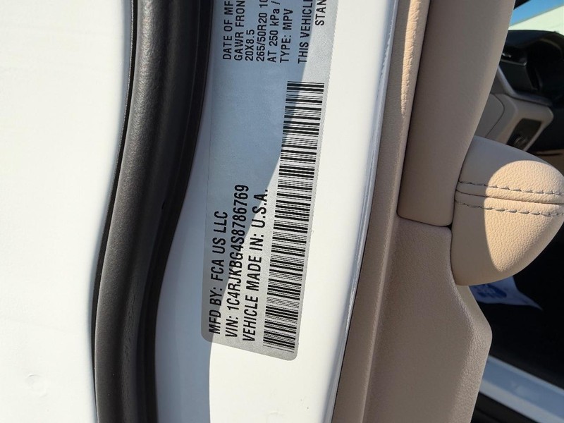 Jeep Grand Cherokee L Vehicle Full-screen Gallery Image 26