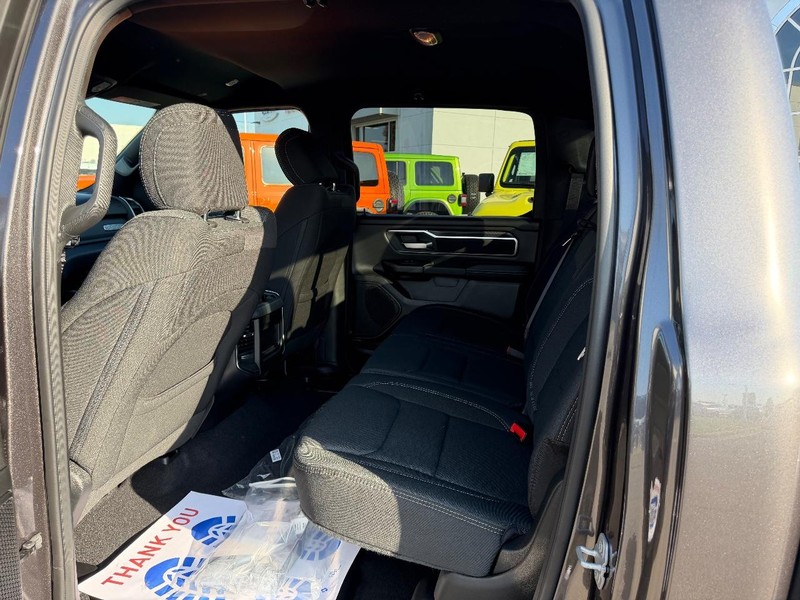 Ram 1500 Vehicle Full-screen Gallery Image 8