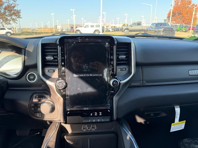 Ram 1500 Vehicle Full-screen Gallery Image 13