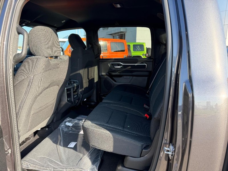 Ram 1500 Vehicle Full-screen Gallery Image 8