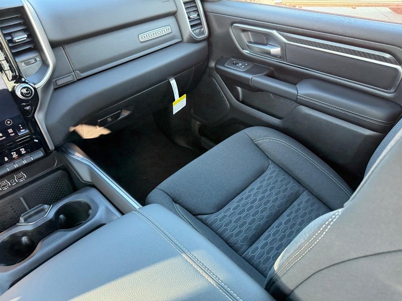 Ram 1500 Vehicle Full-screen Gallery Image 16