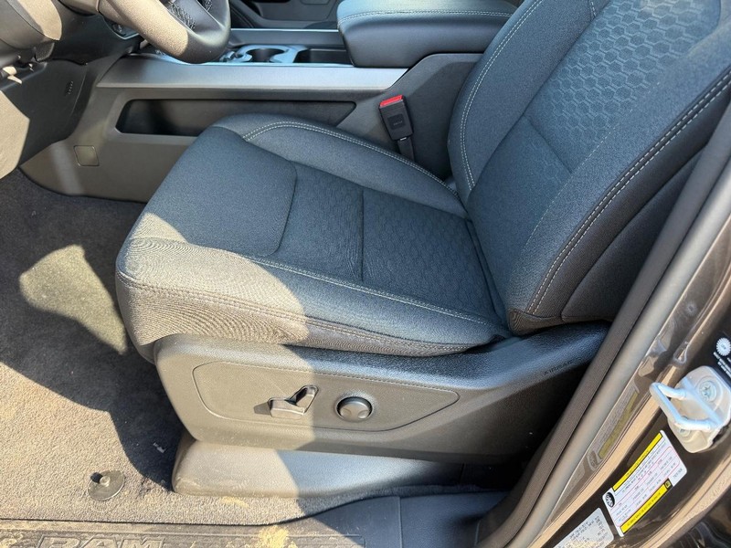 Ram 1500 Vehicle Full-screen Gallery Image 18