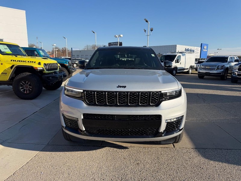 Jeep Grand Cherokee L Vehicle Full-screen Gallery Image 2