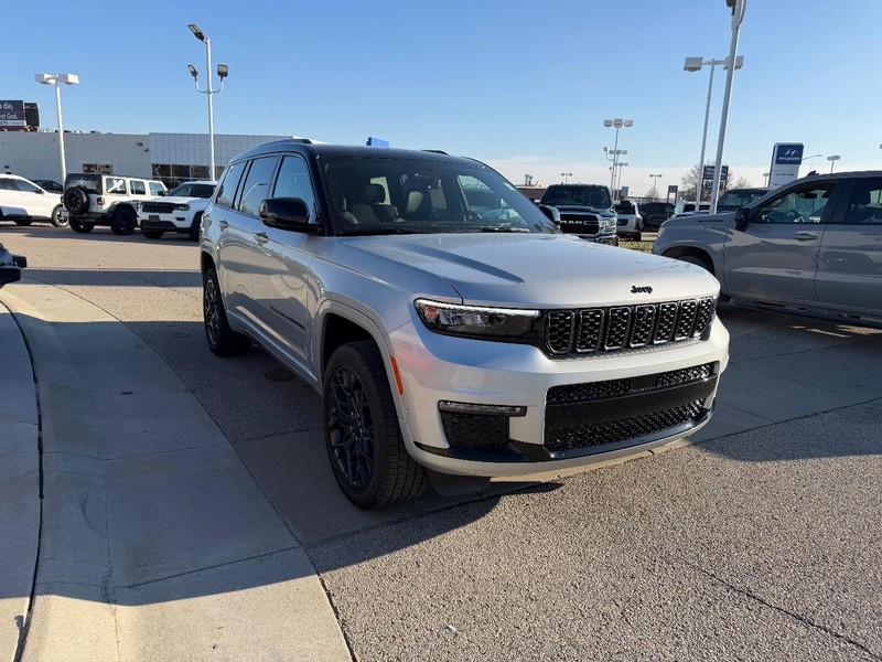 Jeep Grand Cherokee L Vehicle Full-screen Gallery Image 3