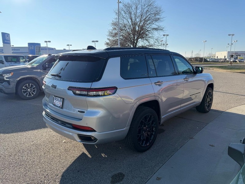 Jeep Grand Cherokee L Vehicle Full-screen Gallery Image 4