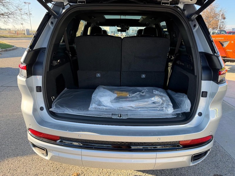 Jeep Grand Cherokee L Vehicle Full-screen Gallery Image 6