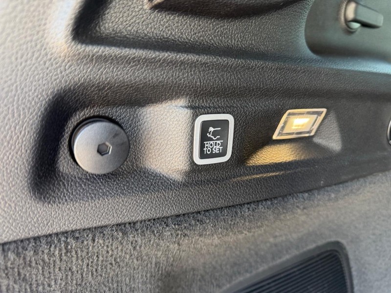 Jeep Grand Cherokee L Vehicle Full-screen Gallery Image 7