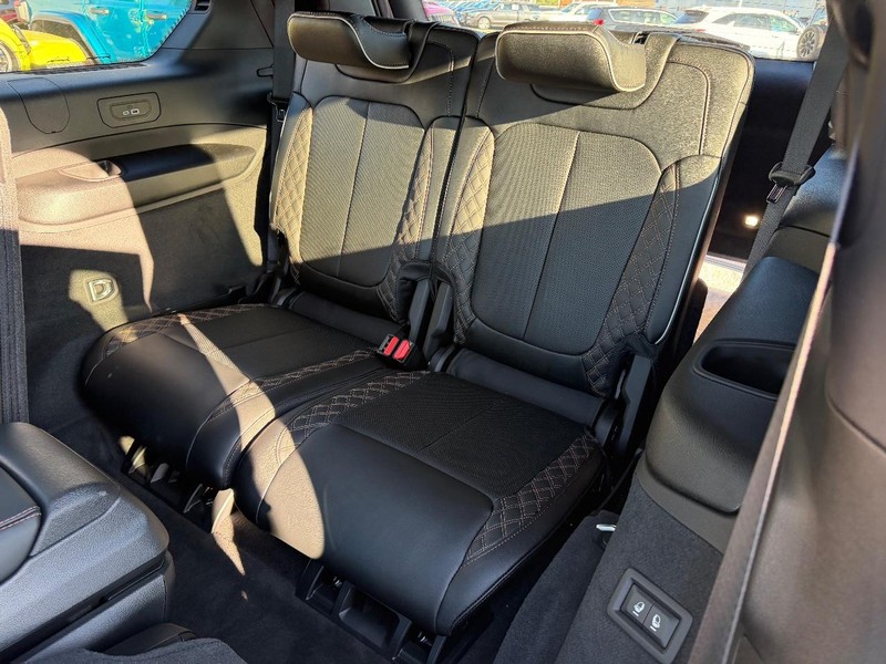 Jeep Grand Cherokee L Vehicle Full-screen Gallery Image 9