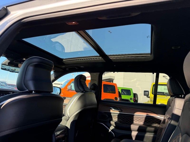 Jeep Grand Cherokee L Vehicle Full-screen Gallery Image 11