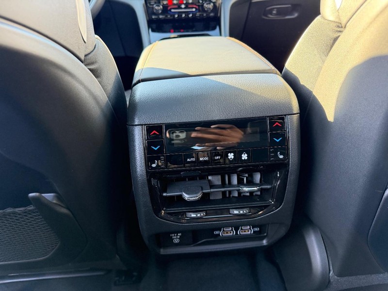 Jeep Grand Cherokee L Vehicle Full-screen Gallery Image 12