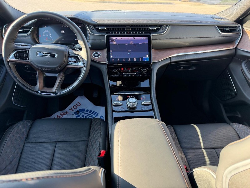 Jeep Grand Cherokee L Vehicle Full-screen Gallery Image 13